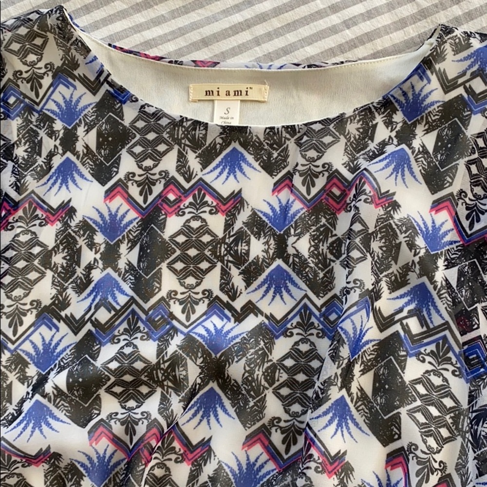 Small Flowy Patterned Dress - Picture 4 of 9